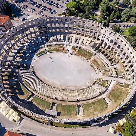 Apartment Rossi With Magical Garden Pula